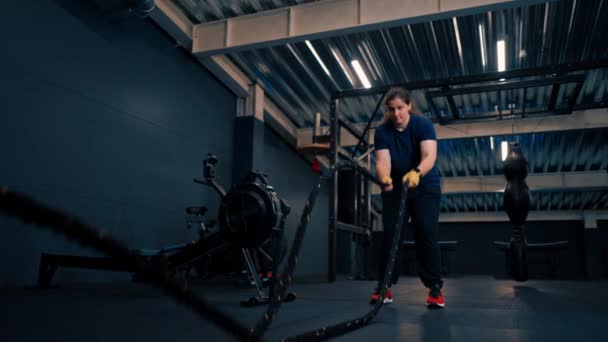 ジムトレーニング筋肉スポーツコンセプトでロープでエクササイズを行う集中女性アスリート — ストック動画