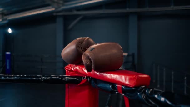 Αθλητικός Εξοπλισμός Στο Γυμναστήριο Γάντια Πυγμαχίας Στα Σχοινιά Του Δακτυλίου — Αρχείο Βίντεο
