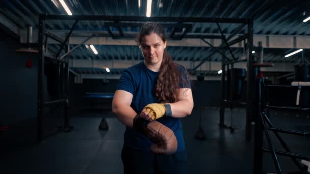 Retrato Cansado Fuerte Chica Boxeador Entrenador Gimnasio Después Luchar Concepto — Vídeo de stock