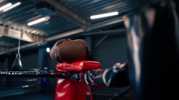 Equipamento Desportivo Ginásio Luvas Boxe Nas Cordas Anel Ativo Treinamento — Vídeo de Stock
