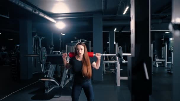 Portrait Une Femme Fitness Concentrée Faisant Exercice Presse Épaule Lourde — Video