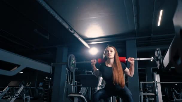 Portret Van Een Geconcentreerde Fitnessvrouw Die Een Zware Schouderpersoefening Doet — Stockvideo
