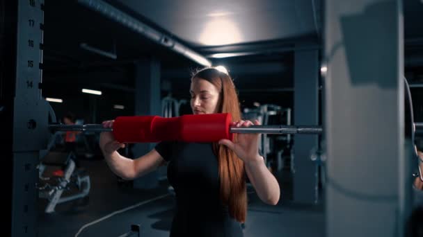 Portrét Koncentrované Fitness Ženy Při Těžkém Stisku Ramene Činkou Tělocvičně — Stock video
