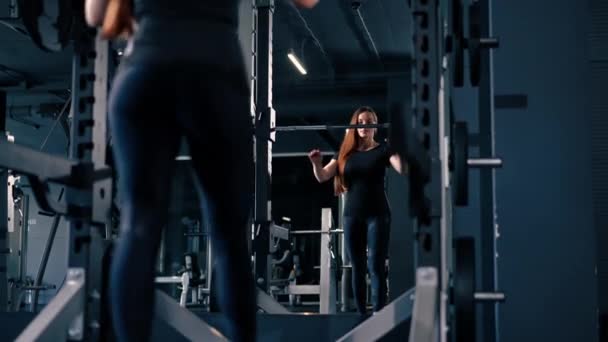 Mulher Fitness Concentrado Fazendo Exercício Pesado Ombro Imprensa Com Barbell — Vídeo de Stock