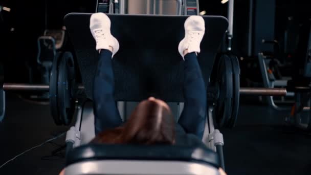 Целенаправленный Фитнес Женщина Делает Тяжелые Отжимания Ног Весом Тренажерном Зале — стоковое видео