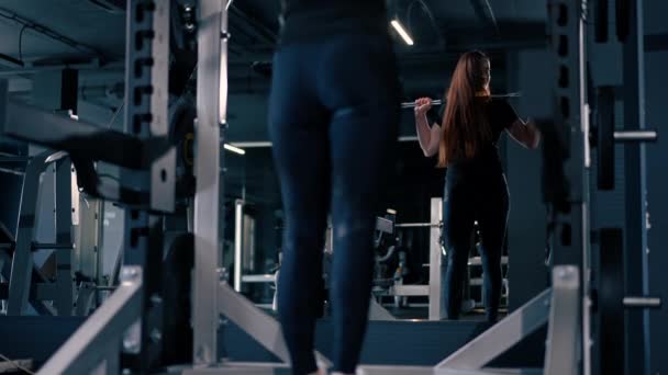 Geconcentreerde Fitness Vrouw Doet Zware Schouder Pers Oefening Met Lange — Stockvideo