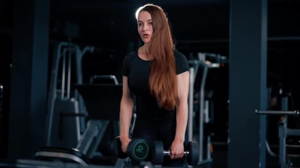 Geconcentreerde Fitness Vrouw Trainer Doet Oefeningen Met Halters Handen Pompen — Stockvideo