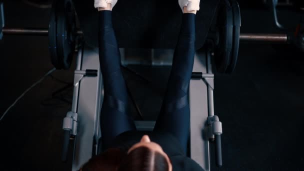 Soustředěný Fitness Žena Dělá Těžké Nohy Kliky Hmotností Tělocvičně Cvičení — Stock video