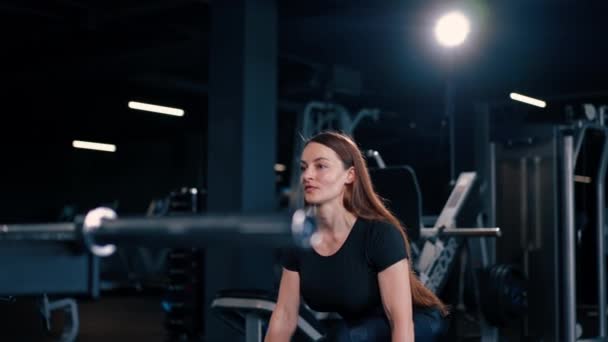 Geconcentreerde Fitness Vrouw Trainer Doet Oefeningen Met Halters Handen Pompen — Stockvideo
