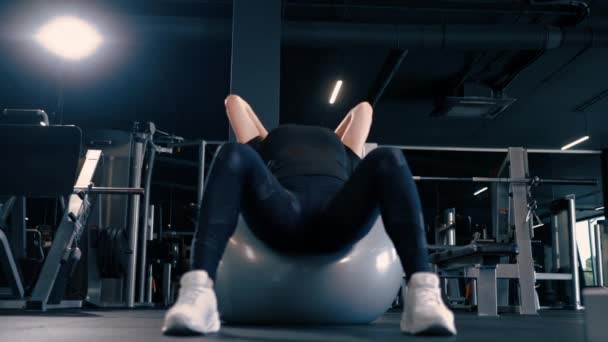 Konsantre Fitness Kadın Antrenörü Şişirilebilir Top Spor Motivasyonu Üzerinde Karın — Stok video