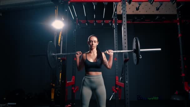Πορτρέτο Της Νεαρής Όμορφη Εστιασμένη Fitness Γυναίκα Κάνει Βαριά Άσκηση — Αρχείο Βίντεο