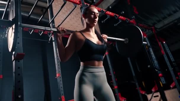若い美しい焦点を当てたフィットネス女性の肖像画 バーベルジムトレーニング筋肉グループと重い肩プレスエクササイズ — ストック動画
