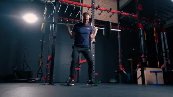 Junger Motivierter Bodybuilder Hockt Mit Schwerer Langhantelhalle Und Übt Aktive — Stockvideo