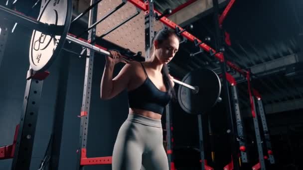 专注的健身女子与杠铃体操训练肌肉组进行重大肩压运动的肖像 — 图库视频影像