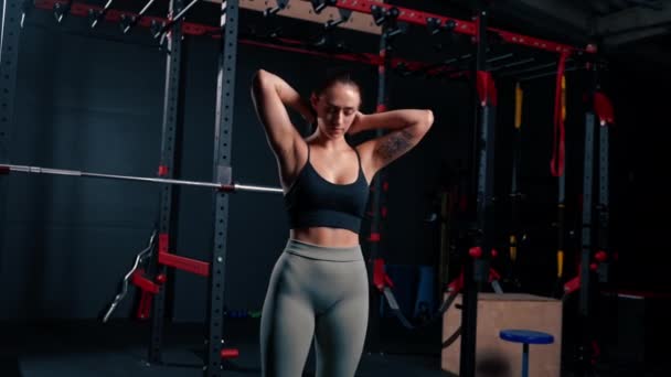 Athlète Féminine Fatiguée Après Entraînement Tient Milieu Salle Gym Retrouver — Video