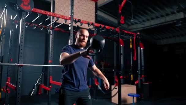 Спортсмен Проводить Групове Тренування Тренажерному Залі Робити Вправи Чайниками Які — стокове відео