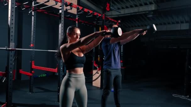 Junge Sportler Führen Gruppentraining Fitnessstudio Durch Und Bereiten Sich Mit — Stockvideo