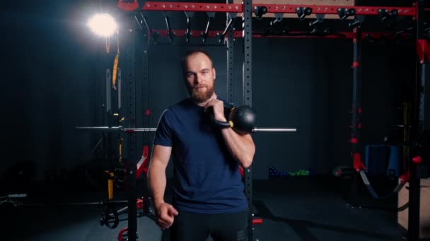 Portret Zadowolonego Sportowca Siłowni Treningu Mężczyzna Pokazuje Super Znak Jego — Wideo stockowe