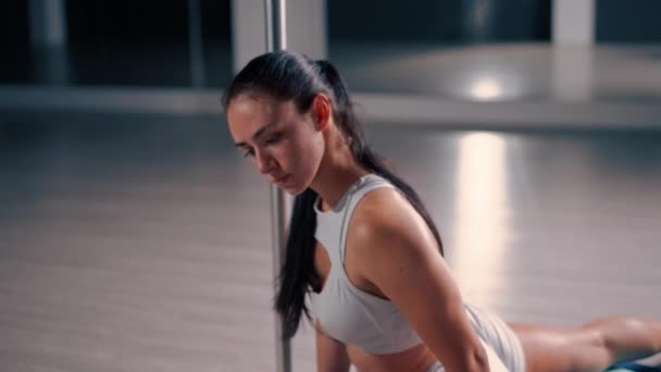 Junge Schöne Flexible Trainerin Macht Stretching Vor Pole Dance Sitzen — Stockvideo