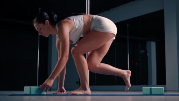 Jong Mooi Flexibel Meisje Trainer Doen Stretching Voor Paal Dansen — Stockvideo