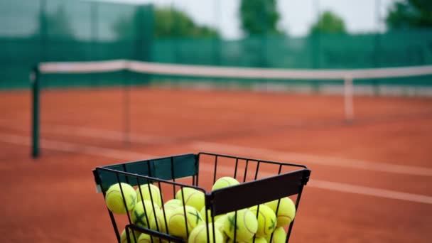 Sok Teniszlabda Fekszik Egy Kosárban Pályán Verseny Edzés Sport — Stock videók