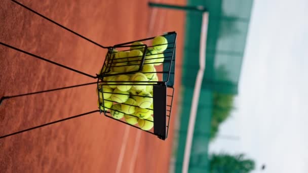 Vertikal Video Många Tennisbollar Ligger Korg Banan Tävlingsträning Sport — Stockvideo