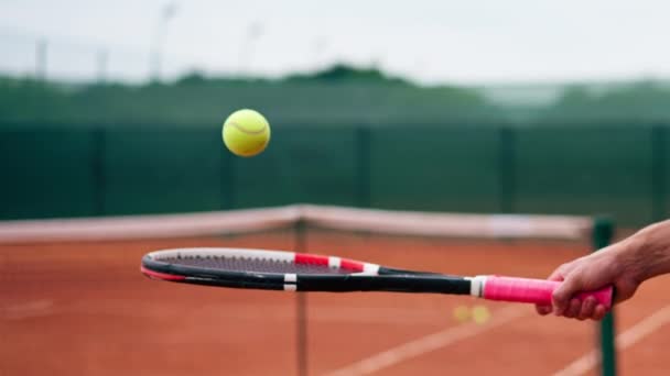 Primer Plano Joven Entrenador Tenis Golpeando Pelota Con Una Raqueta — Vídeos de Stock