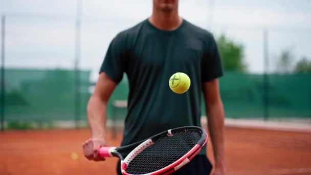 Close Jonge Tennisspeler Trainer Slaan Van Bal Met Een Racket — Stockvideo