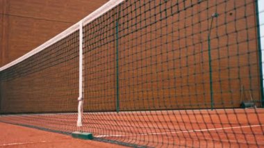 Tenis sahasının açık sahasında tenis topuna vuruyor zafer maçı kaybediyor.