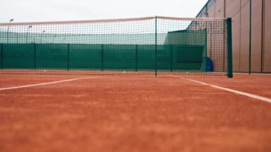 Sepet kil tenis kortundan düşen birçok tenis topunun yakın plan çekimi.