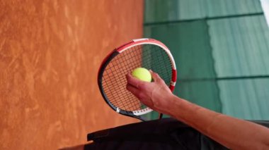 Açık hava tenis kortunda yakın çekim profesyonel oyuncu koçu raket tenis topuyla vuruşlar yapıyor