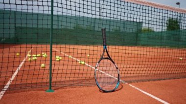 Tenis kortu spor ekipmanları üzerinde raket ve net aktif yaşam tarzı eğitimi yarışması