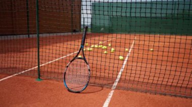 Tenis kortu spor ekipmanları üzerinde raket ve net aktif yaşam tarzı eğitimi yarışması