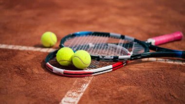 Spor ekipmanları tenis raketleri ve topları yakın plan bir açık hava saha hobi spor yalan