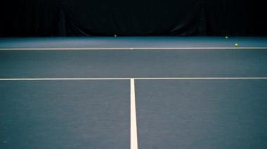 kapalı mavi tenis kortu spor ekipmanları yarışmasında beyaz işaret çizgilerine yakın çekim