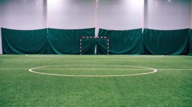 Yeşil sentetik çimen spor müsabakasıyla kaleci golüyle boş futbol sahasına bakın