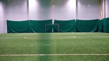 Yeşil sentetik çimen spor müsabakasıyla kaleci golüyle boş futbol sahasına bakın