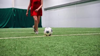 Bir futbolcunun ayağı penaltı ya da gol için topa vururken ya da futbol maçında yeşil sentetik çimlerde top atarken.