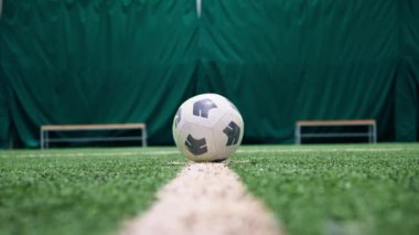 Bir futbolcunun ayağı penaltı ya da gol için topa vururken ya da futbol maçında yeşil sentetik çimlerde top atarken.