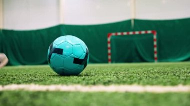 Bir futbolcunun ayağı penaltı ya da gol için topa vururken ya da futbol maçında yeşil sentetik çimlerde top atarken.