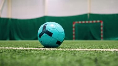 Bir futbolcunun ayağı penaltı ya da gol için topa vururken ya da futbol maçında yeşil sentetik çimlerde top atarken.