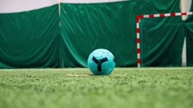 Bir futbolcunun ayağı penaltı ya da gol için topa vururken ya da futbol maçında yeşil sentetik çimlerde top atarken.