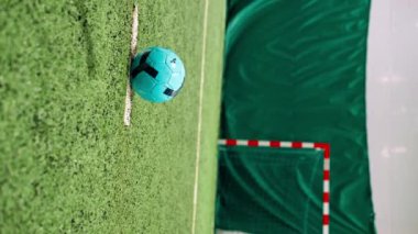 Bir futbolcunun ayağı penaltı ya da gol için topa vururken ya da futbol maçında yeşil sentetik çimlerde top atarken.
