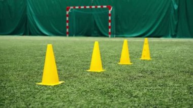 Cipslerin yakın plan çekimi spor ekipmanları yeşil bir futbol sahasında antrenman maçının arka planında