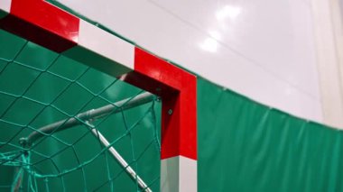 Yakın plan futbol oyuncusu topa vuruyor ve futbol sahasındaki maç maçında kaleye vuruyor.