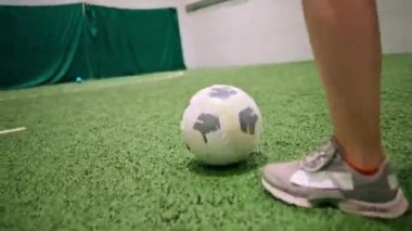 Yakın mesafeden bayan bacaklar futbol oyuncuları topu tek atışta sahaya sürüyorlar. Gol antrenmanında gol.
