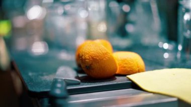 Bir portakalın yarıları taze taze hazırlıklara başlamadan önce bir bıçakla tahtada yatar.