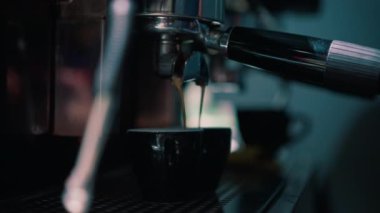 Kahve makinesinden dökülen taze kokulu kahveyi bardaki ya da kafeteryadaki bir bardağa doldurun.