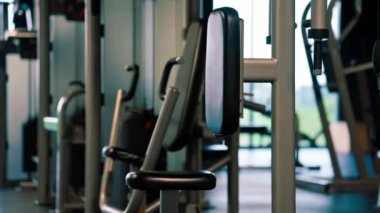 Spor salonundaki spor gereçleri çeşitli spor simulatörlerinin aktif yaşam tarzını ağırlaştırıyor