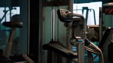 Spor salonundaki spor gereçleri çeşitli spor simulatörlerinin aktif yaşam tarzını ağırlaştırıyor